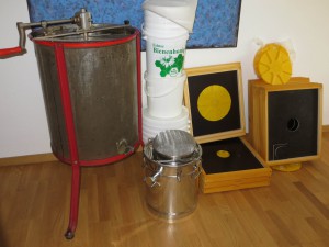 Vorbereitungen Honigernte 2015. Von links nach rechts: Honigschleuder, Metall- und Kunststoffeimer, Doppelsieb, Bienenfluchten
