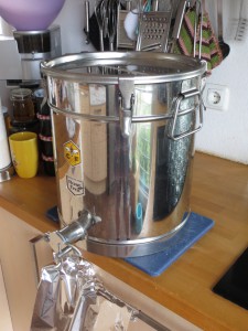 Honiggefäß mit Auslaufstutzen zum Abfüllen. Knapp 30 Kg Honig warten ...