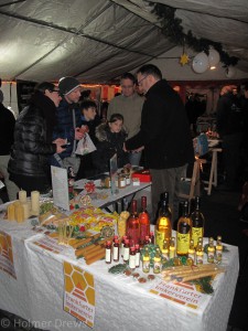 Weihnachtsmarkt 2015 auf dem Riedberg. Matthias Adler am Stand der Riedberg-Imker und des Frankfurter Imkervereins