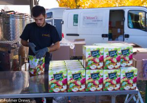 Abfüllen und Einpacken des Abfelsafts in 3 Liter-Boxen