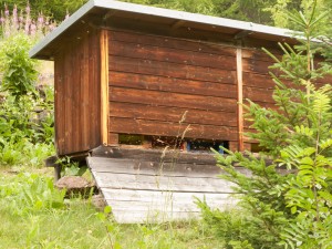 Bienenhaus an der Ache im Ötztal bei Zwieselstein. An der nicht sichtbaren Stirnwand steht ein Schild mit der Aufschrift ACA