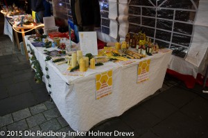 Stand der Riedberg-Imker und des Frankfurter Imkervereins. Der Honig ist bis auf zwei Gläser ausverkauft.